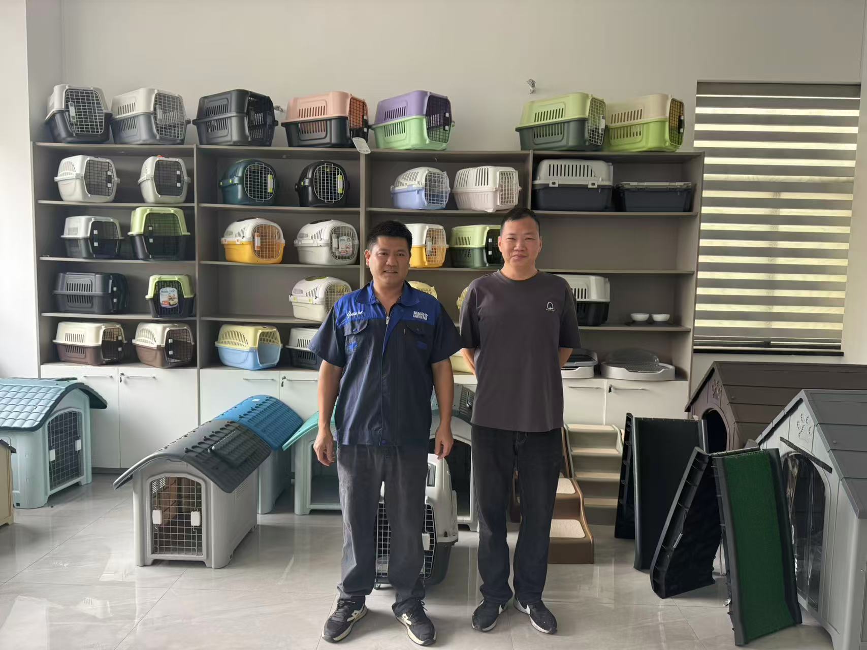 Brazilian buyers visit Sanding Mould to explore pet carriers, pet houses, and pet stairs, discussing product quality, customization, and future cooperation.